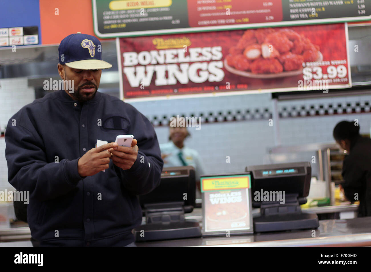 Man eating hot dog new york hi-res stock photography and images - Alamy