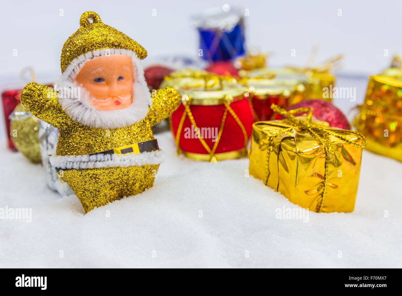 Golden gift box hi-res stock photography and images - Alamy
