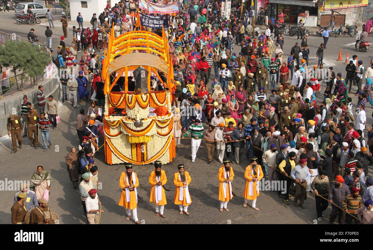 Jammu. 23rd November, 2015. Sikh devotees take out a procession ahead of the 547th birth anniversary of Guru Nanak Dev Ji in Jammu on Monday. Credit:  Raman Raina/Alamy Live News Stock Photo