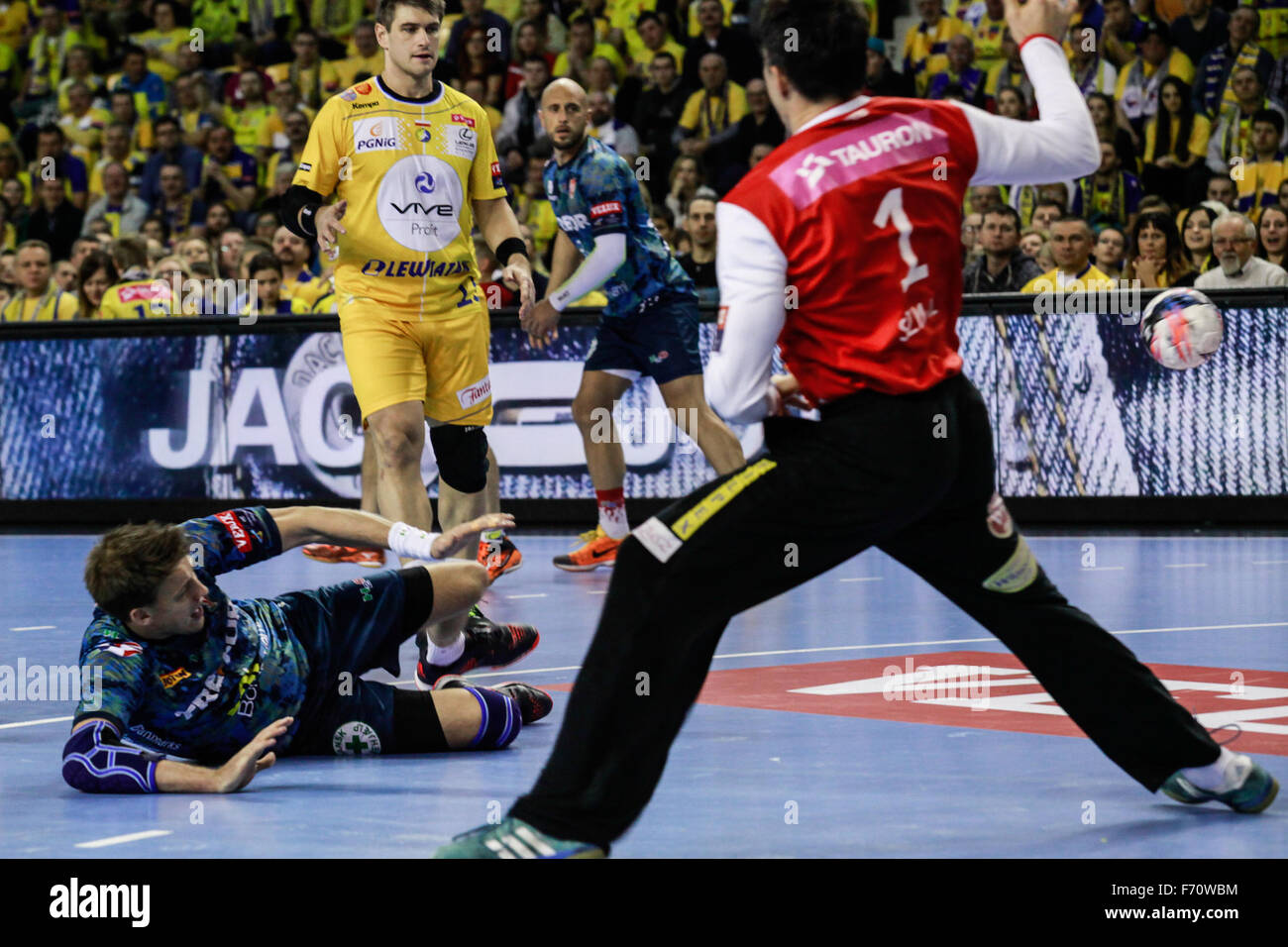 Kielce, Poland. 22nd Nov, 2015. Chempions League, Vive Tauron Kielce, Poland vs KIF Kolding Kobenhavn, Denmark. B Group. Poland wins 33:31, plays in at home. Credit:  Dominika Zarzycka/Alamy Live News Stock Photo