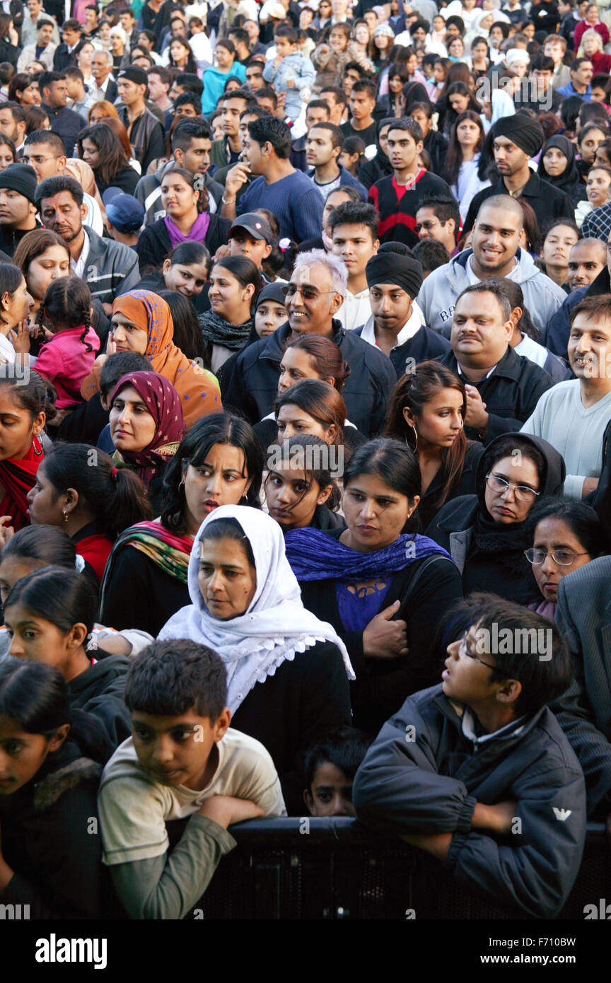 Multi racial crowd hi-res stock photography and images - Alamy