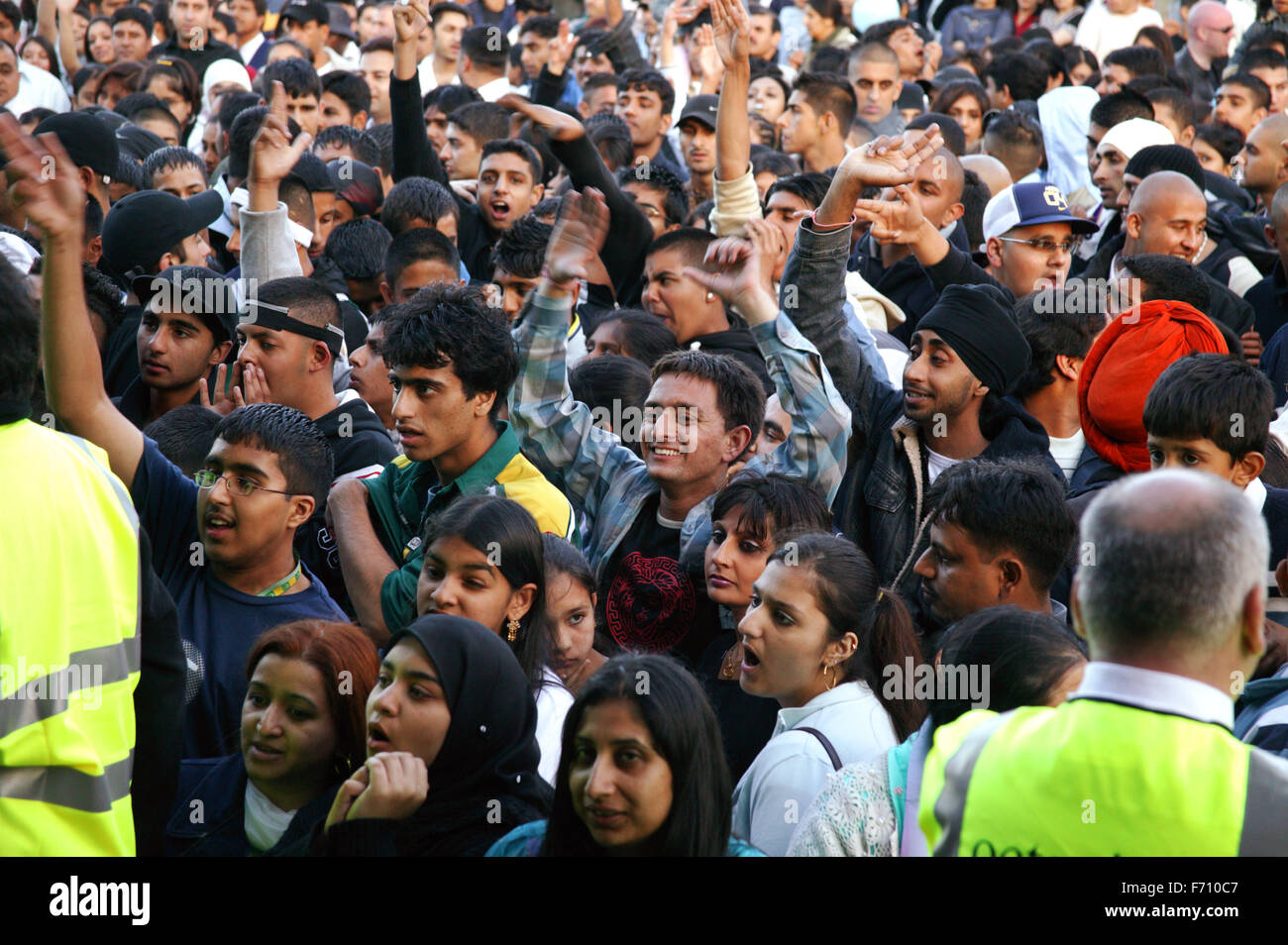 Multi racial crowd hi-res stock photography and images - Alamy