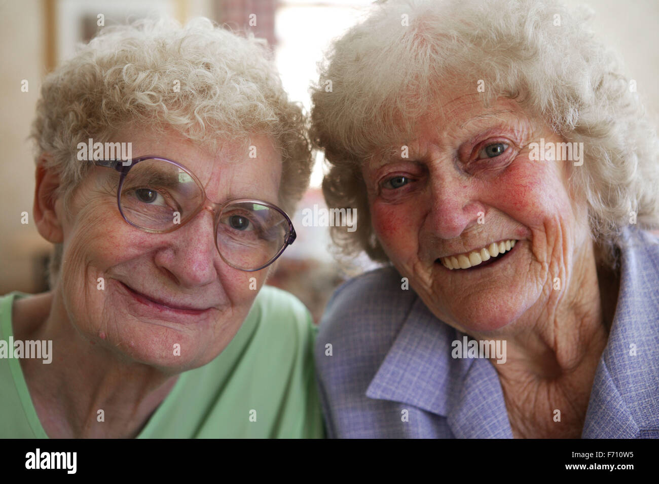 Elderly women friends hi-res stock photography and images - Alamy