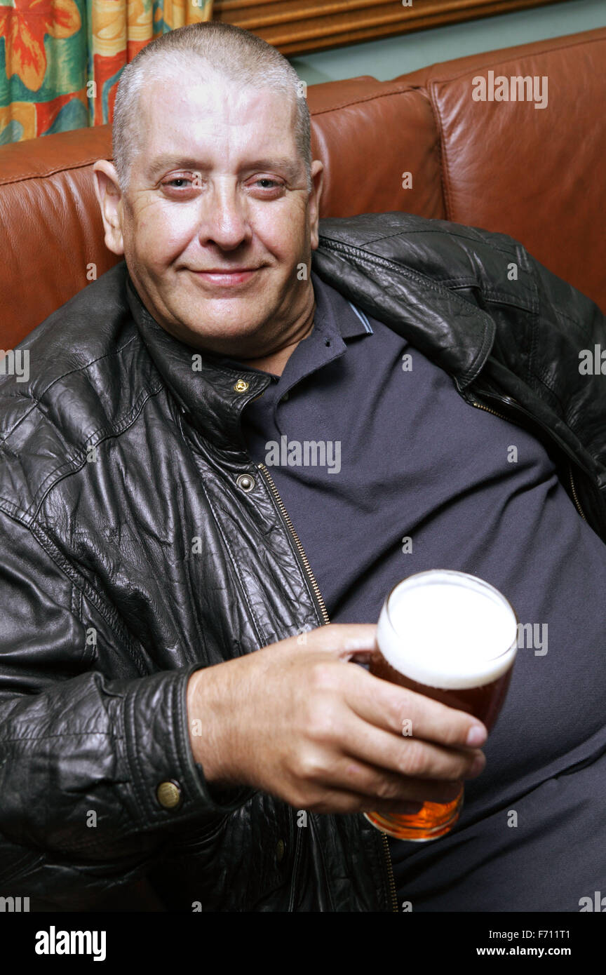 Middle aged men in pub hi-res stock photography and images - Alamy