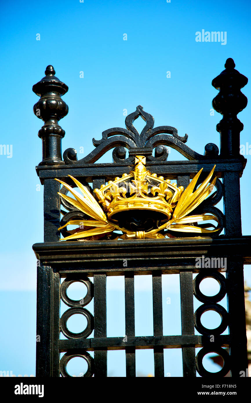 in london england the old metal gate royal palace Stock Photo - Alamy