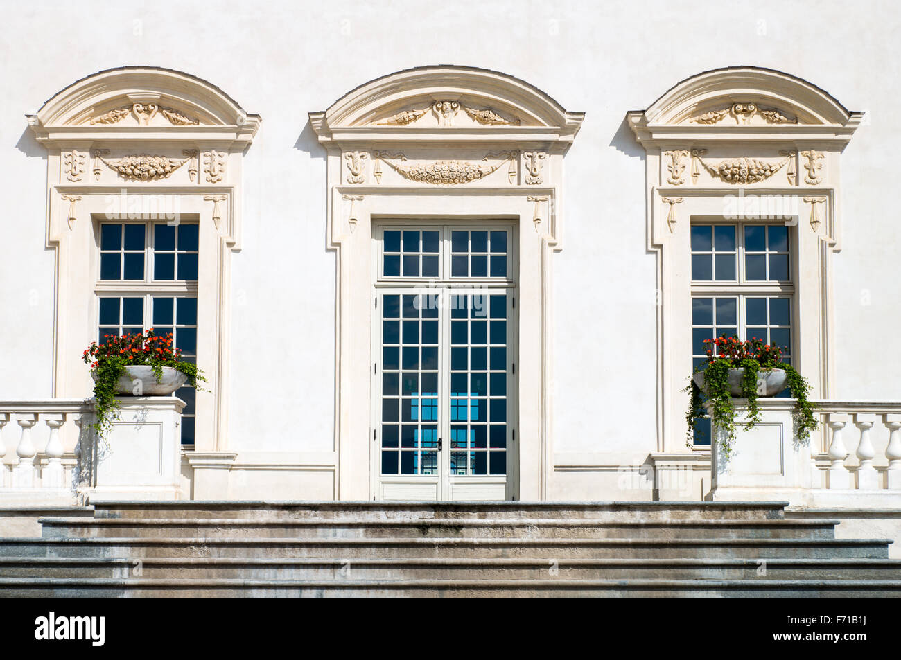 Royal palace facade hi-res stock photography and images - Alamy
