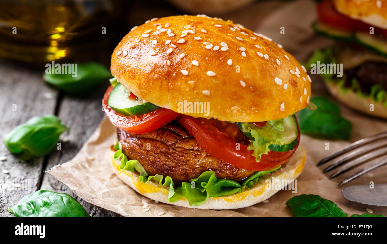 Vegetarian burger with grilled champignon Stock Photo Alamy