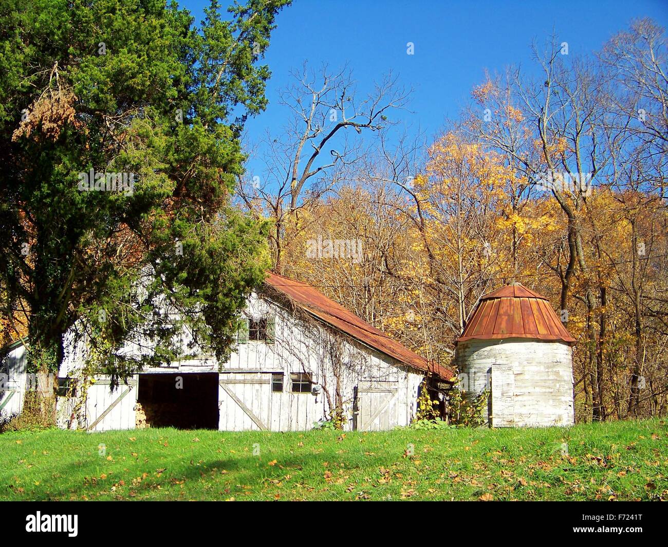 Fall barn hi-res stock photography and images - Alamy