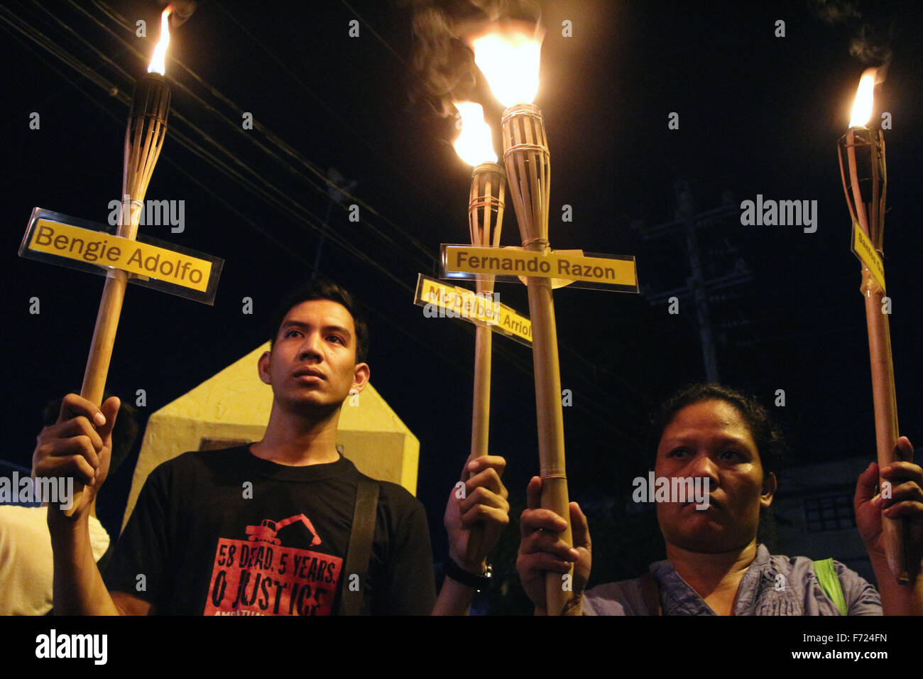 Mendiola, Manila City, Philippines. 23rd November, 2015.  Family members victims of Ampatuan Massacre, journalist and friends march with torch in Mendiola, Manila City to commemorate the 6th Anniversary of Ampatuan Massacre and it result of the death of 32 media practitioners of 59 victims who are committed by Ampatuan political clan in Maguindanao. Credit:  PACIFIC PRESS/Alamy Live News Stock Photo