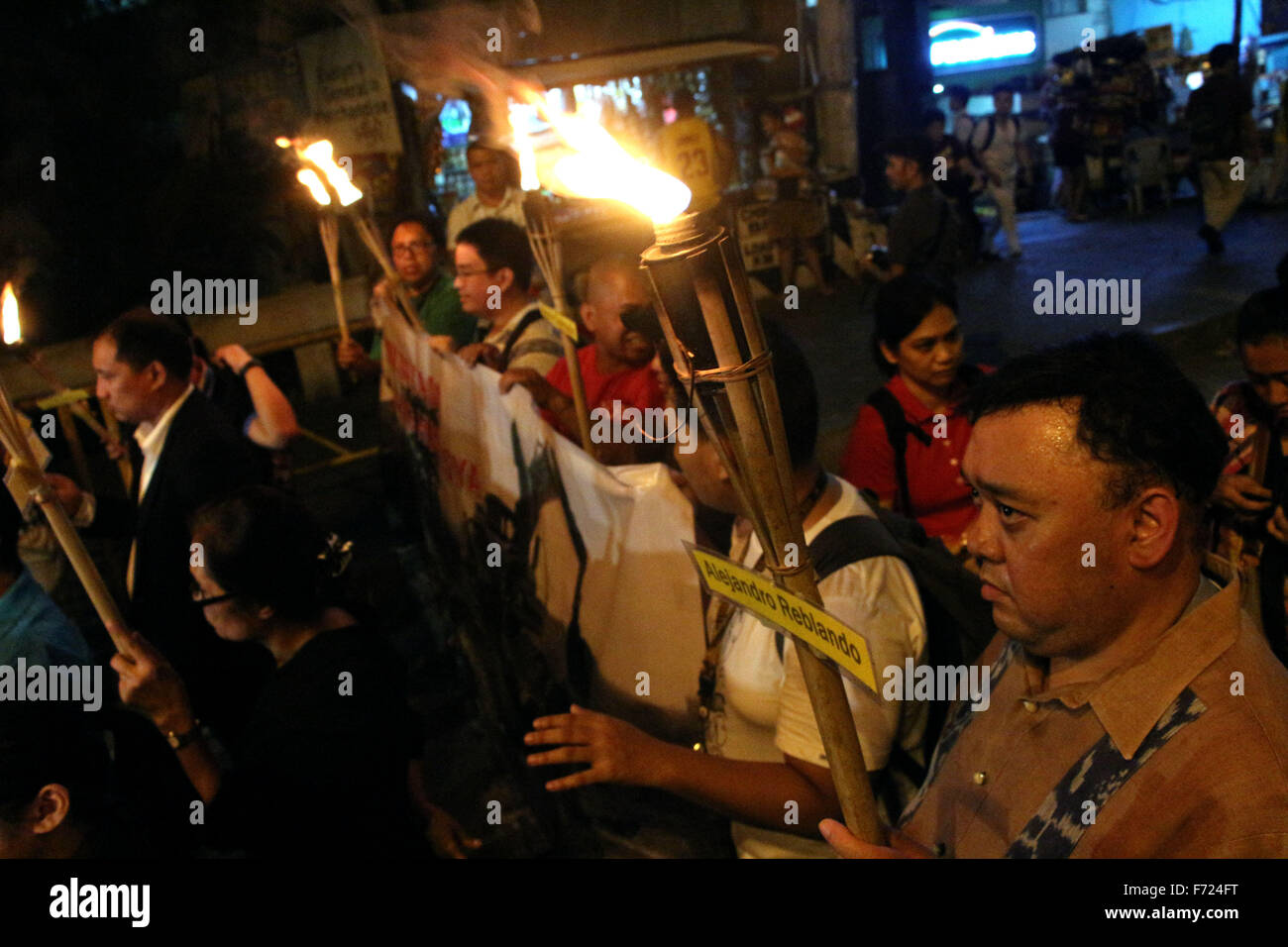 Mendiola, Manila City, Philippines. 23rd November, 2015.  Atty. Harry Roque joined to the family members victims of Ampatuan Massacre, journalist and friends march with torch in Mendiola, Manila City to commemorate the 6th Anniversary of Ampatuan Massacre and it result of the death of 32 media practitioners of 59 victims who are committed by Ampatuan political clan in Maguindanao. Credit:  PACIFIC PRESS/Alamy Live News Stock Photo