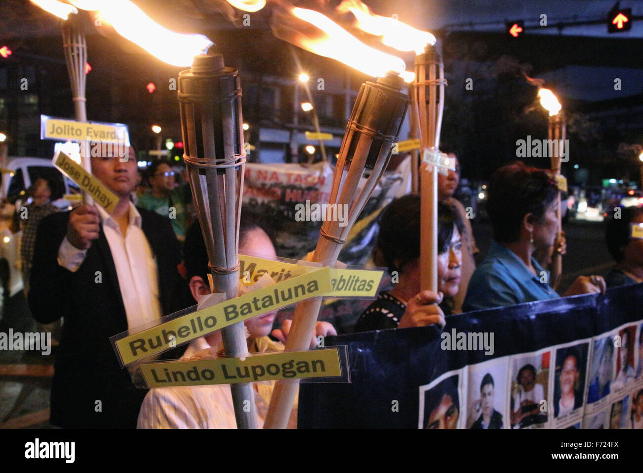 Mendiola, Manila City, Philippines. 23rd November, 2015.  Family members victims of Ampatuan Massacre, journalist and friends march with torch in Mendiola, Manila City to commemorate the 6th Anniversary of Ampatuan Massacre and it result of the death of 32 media practitioners of 59 victims who are committed by Ampatuan political clan in Maguindanao. Credit:  PACIFIC PRESS/Alamy Live News Stock Photo