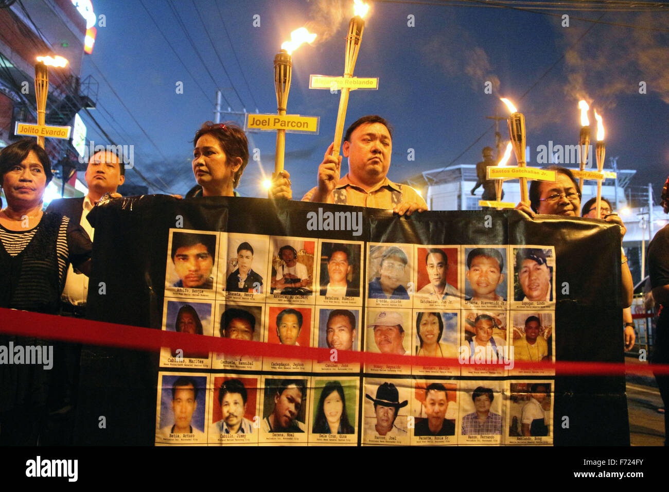 Mendiola, Manila City, Philippines. 23rd November, 2015.  Family members victims of Ampatuan Massacre, journalist and friends march with torch in Mendiola, Manila City to commemorate the 6th Anniversary of Ampatuan Massacre and it result of the death of 32 media practitioners of 59 victims who are committed by Ampatuan political clan in Maguindanao. Credit:  PACIFIC PRESS/Alamy Live News Stock Photo