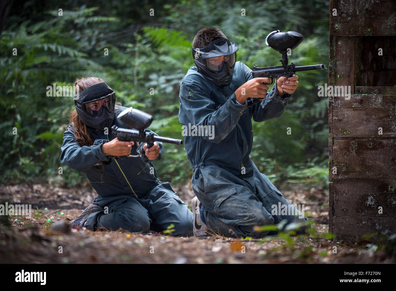 Paintball player teenagers at work. Adolescents joueurs de paintball en action. Stock Photo