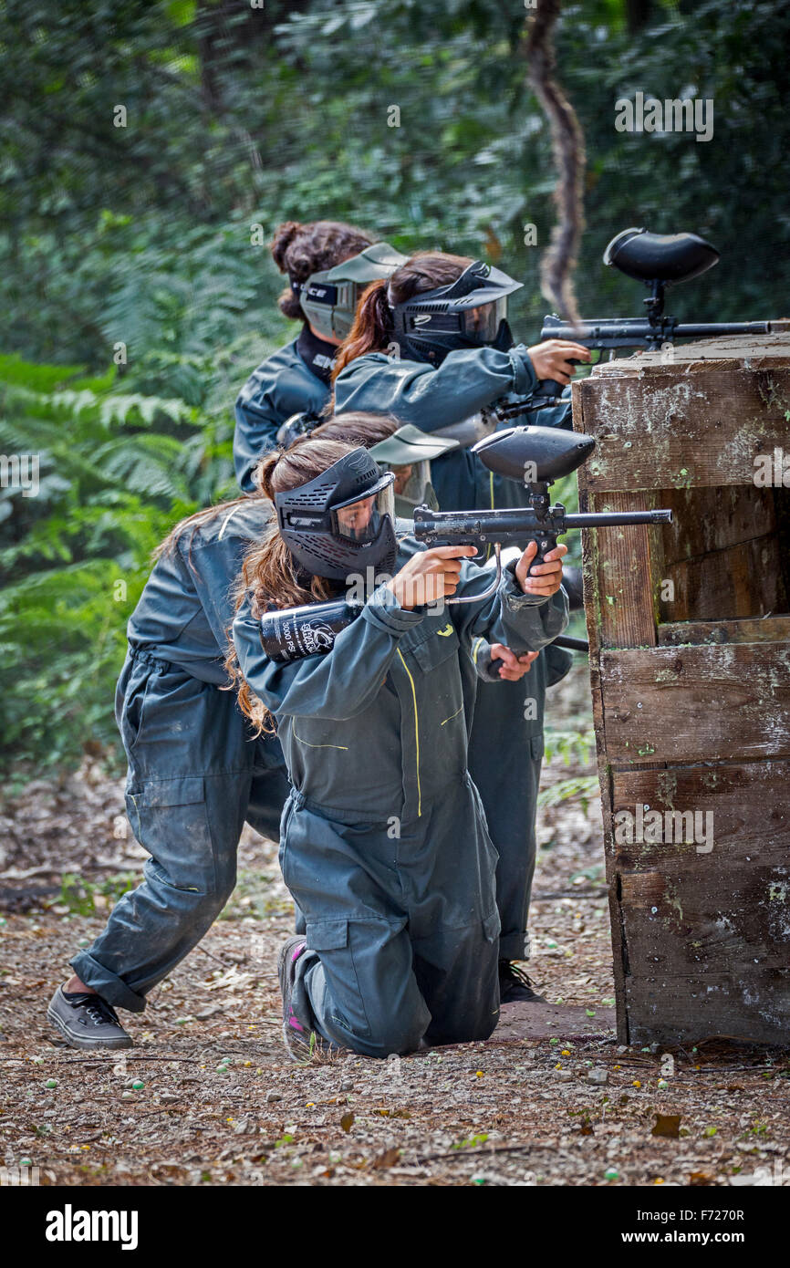 Paintball player teenagers at work. Adolescentes joueuses de paintball en action. Stock Photo