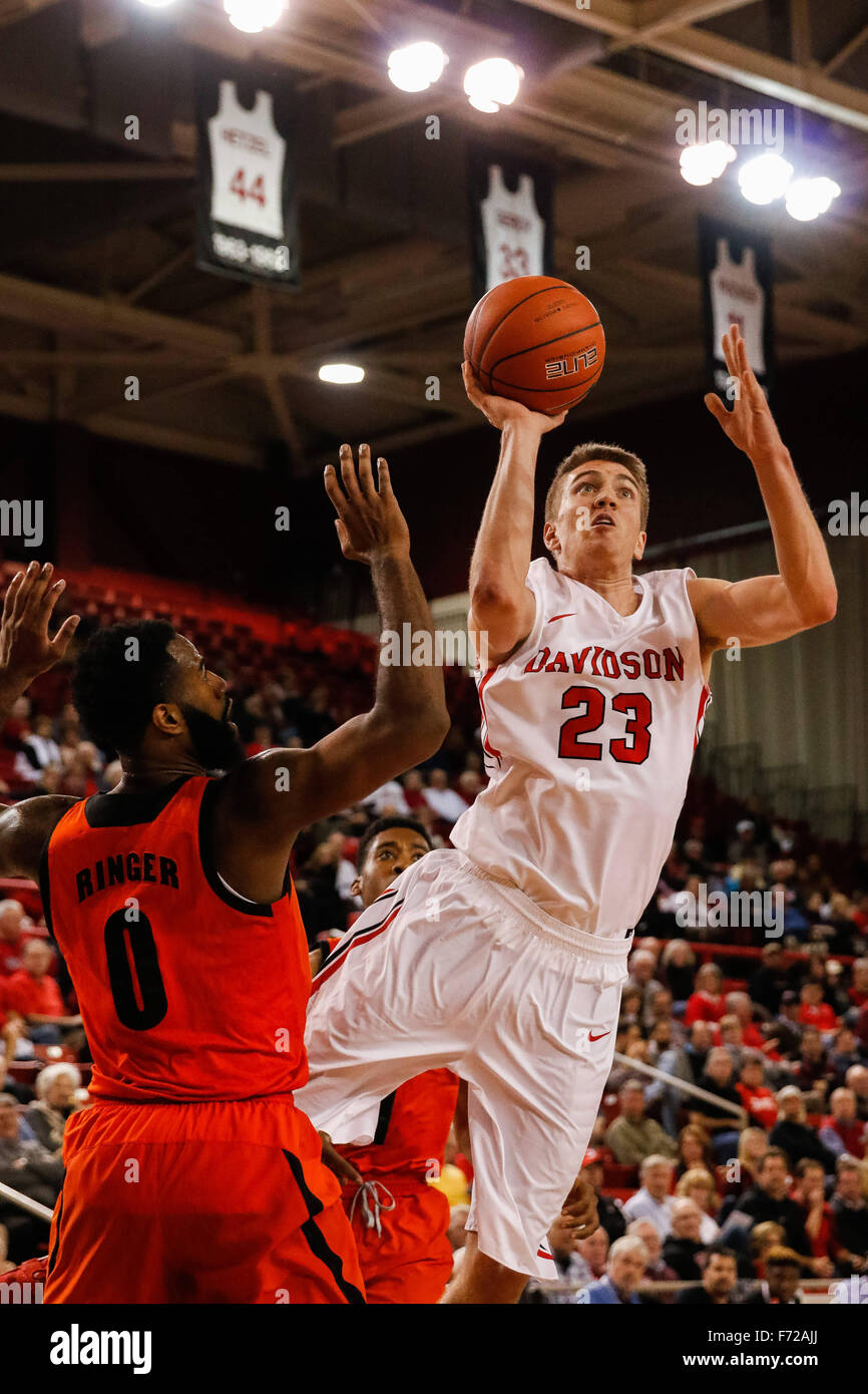 Davidson, NC, USA. 23rd Nov, 2015. Peyton Aldridge (23) of the Davidson Wildcats goes for a layup over Desmond Ringer (0) of the Mercer Bears in the second half of the NCAA Basketball match-up between the Mercer Bears and the Davidson Wildcats at John M. Belk Arena in Davidson, NC. Scott Kinser/CSM/Alamy Live News Stock Photo