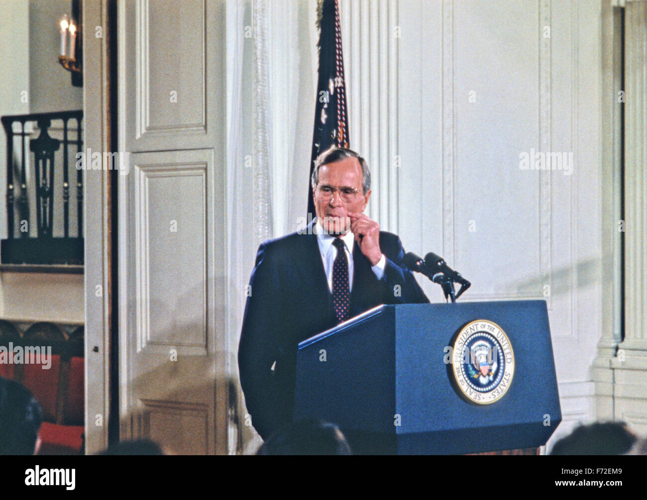 United States President George H.W. Bush holds a press conference in the East Room of the White House in Washington, DC on June 4, 1992. In his opening remarks the President discussed the budget deficit and advocated for a balanced budget amendment to the US Constitution. Credit: Ron Sachs/CNP - NO WIRE SERVICE - Stock Photo