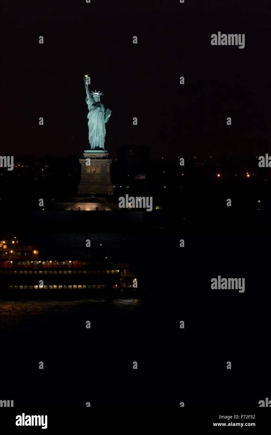 Statue of Liberty lite up during the hours of darkness Stock Photo Alamy