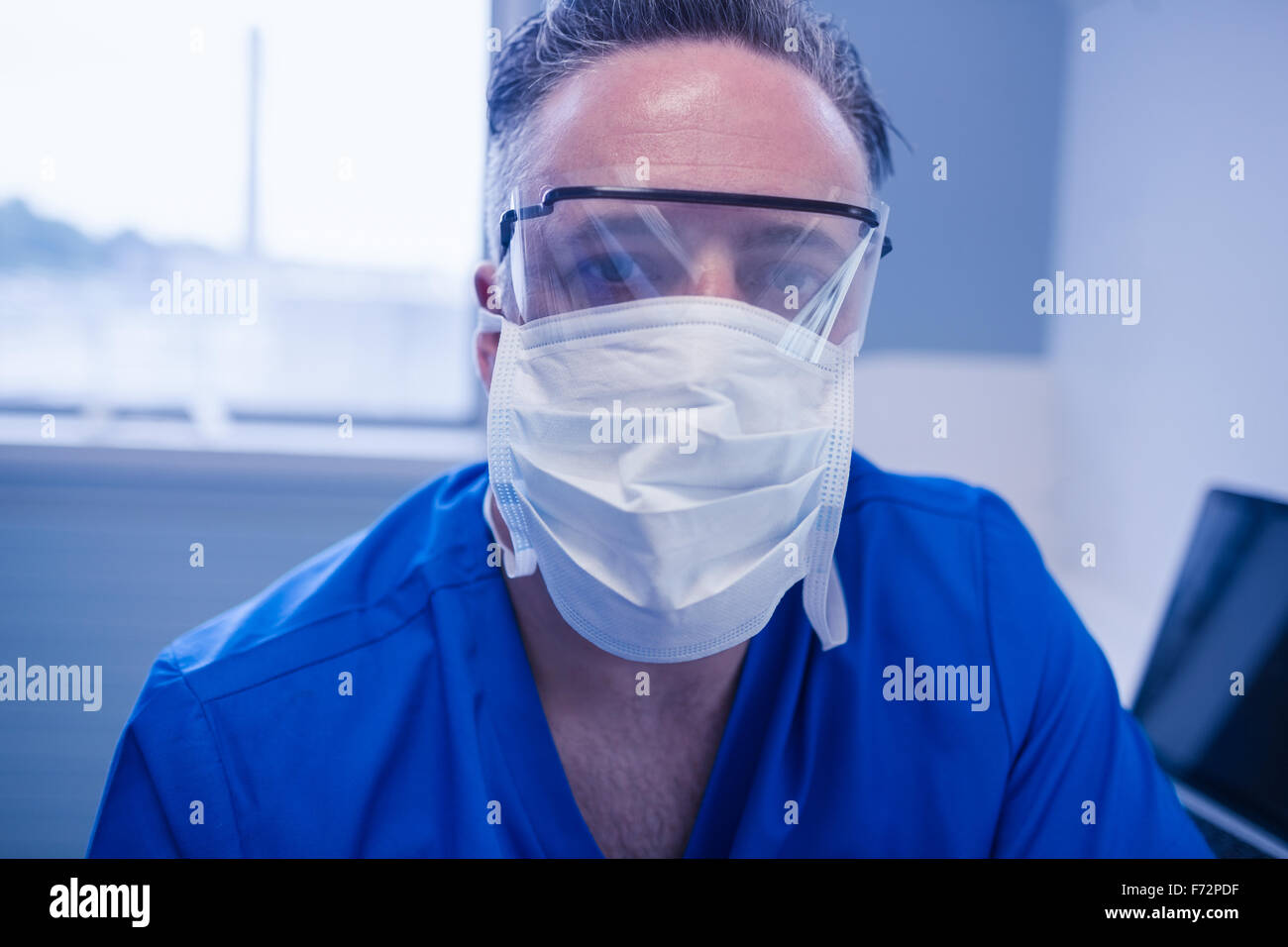 Dentist in scrubs surgical mask hi-res stock photography and images - Alamy