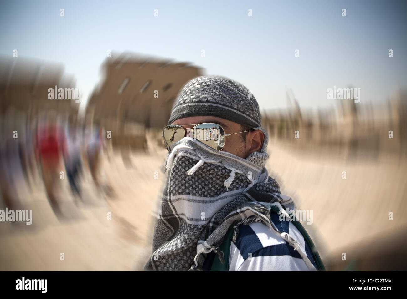 A tourist protect himself from the dizzy heat at Karnak temple, Luxor Stock Photo