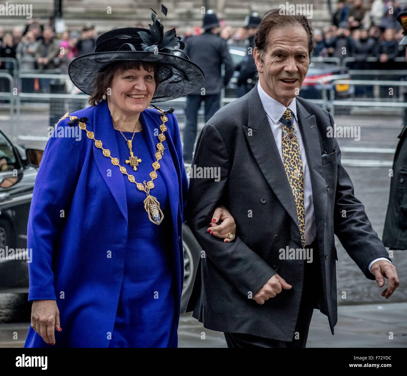 London, UK. 24th November, 2015. Jeffrey Evans the Lord Mayor of London arrives to attend the Tenth General Synod at Westminster Abbey Credit:  Guy Corbishley/Alamy Live News Stock Photo