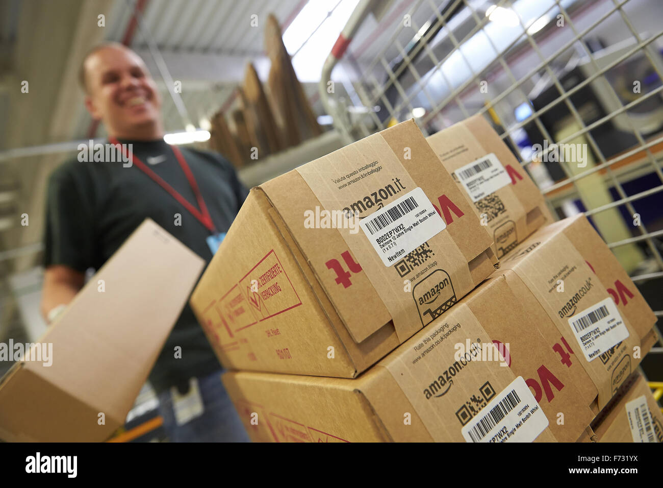 Koblenz, Germany. 24th Nov, 2015. An employee of the Amazon logistics