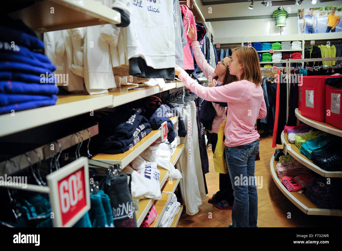 Teens Shopping Mall High Resolution Stock Photography and Images Alamy