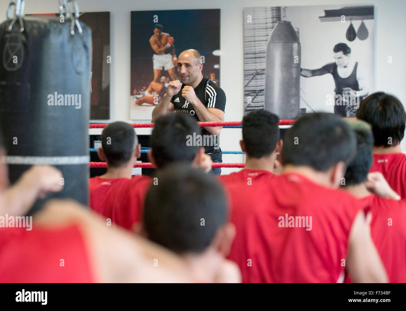 Boxing world champion Arthur Abraham works with underaged refugees during a training session at the Max Schmeling Gymnasium in Berlin, Germany, 24 November 2015. The event featuring unaccompanied refugees was organised by Team Sauerland, sporting goods manufacturer Adidas, the German Confederation of   Skilled Crafts and German political party CDU. Photo: SOEREN STACHE/dpa Stock Photo