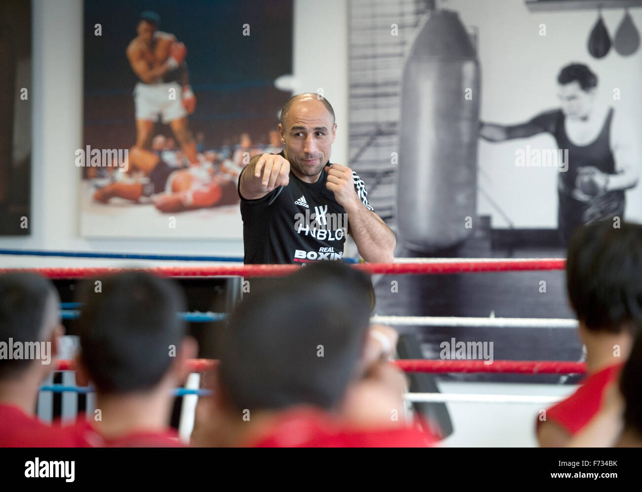 Boxing world champion Arthur Abraham works with underaged refugees during a training session at the Max Schmeling Gymnasium in Berlin, Germany, 24 November 2015. The event featuring unaccompanied refugees was organised by Team Sauerland, sporting goods manufacturer Adidas, the German Confederation of   Skilled Crafts and German political party CDU. Photo: SOEREN STACHE/dpa Stock Photo