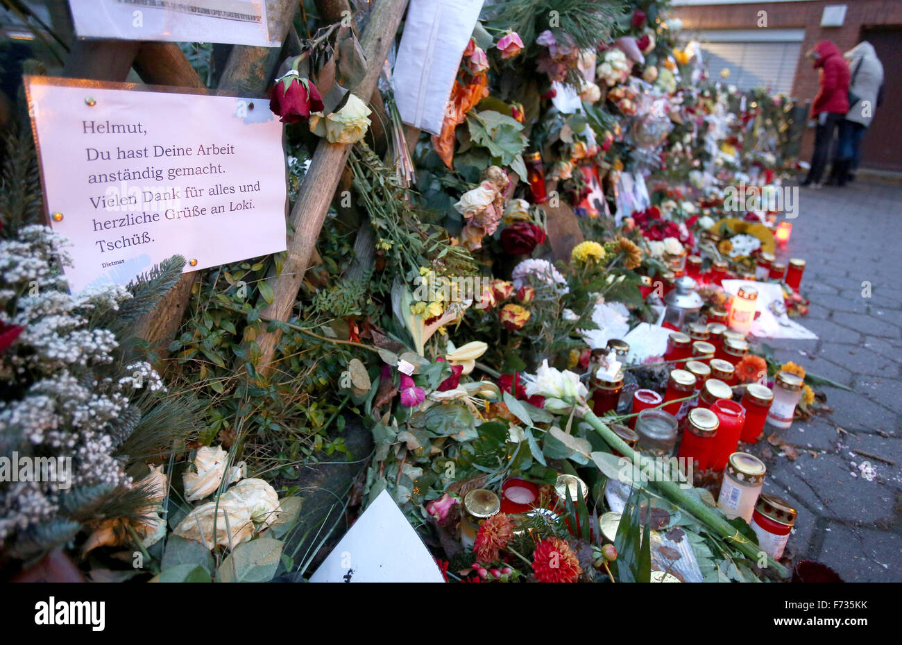 Hamburg, Germany. 24th Nov, 2015. Flowers, candles and a sympathy card that reads 'Helmut, du hat deine Arbeit anstaendig gemacht. Vielen Dank fuer alles und herzliche Gruesse an Loki. Tschuess.' (Helmut, you did a decent job. Thank you for everything and best wishes to Loki. Bye.) have been placed at the fence surrounding the residence of late West German Chancellor Helmut Schmidt in Hamburg, Germany, 24 November 2015. Schmidt died in Hamburg on 10 November 2015 aged 96 and was laid to rest in a private ceremony in the morning of 24 November. Photo: BODO MARKS/dpa/Alamy Live News Stock Photo