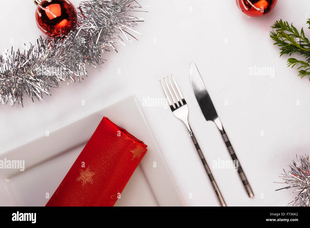 Seasonal christmas dinner table. Single place setting Stock Photo Alamy