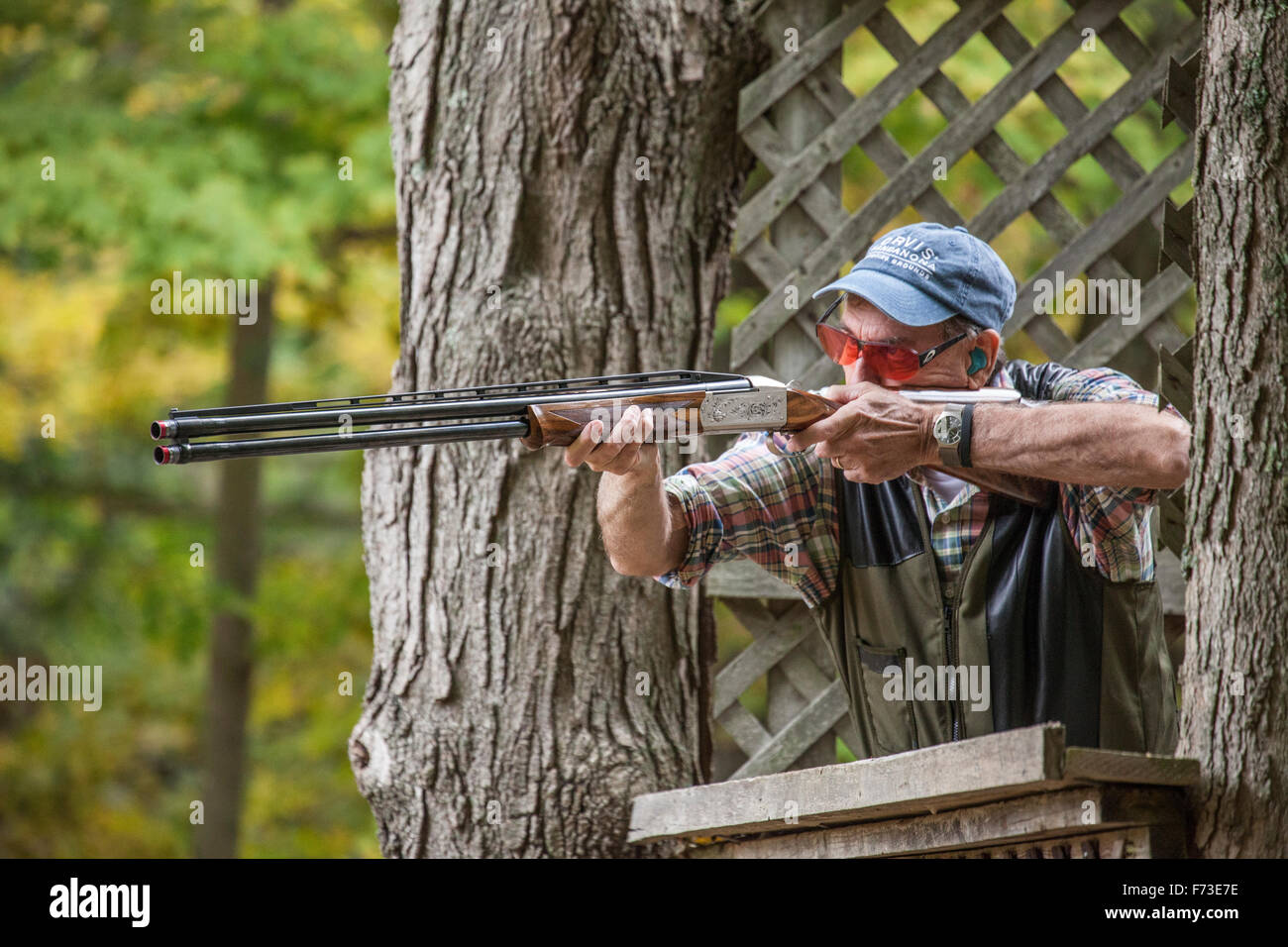 Man shooting sporting clays at Orvis Sandanona. Stock Photo