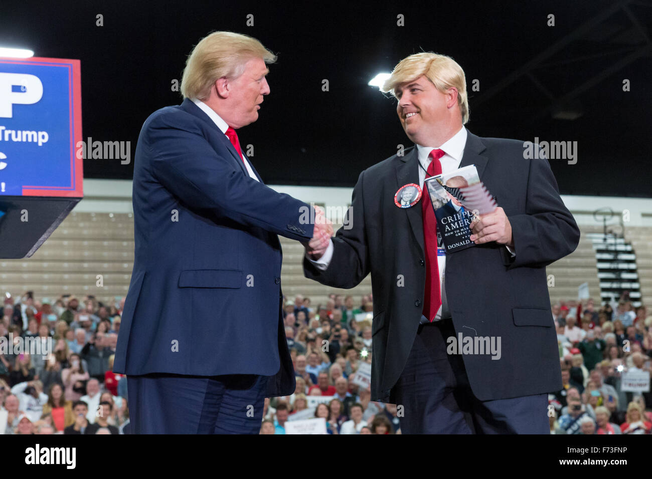 Myrtle Beach, South Carolina, USA. 24th Nov, 2015. Republican presidential candidate billionaire Donald Trump meets a look-a-like during a campaign rally at the Myrtle Beach Convention Center November 24, 2015 in Myrtle Beach, South Carolina. Stock Photo