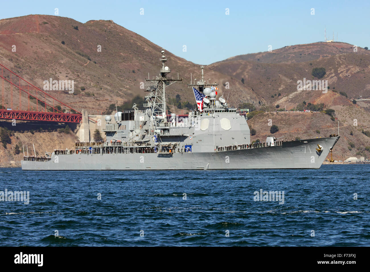 With the crew lining the rails the Arleigh Burke-class guided-missile destroyer USS Ross (DDG-71) enters San Francisco Bay. Stock Photo