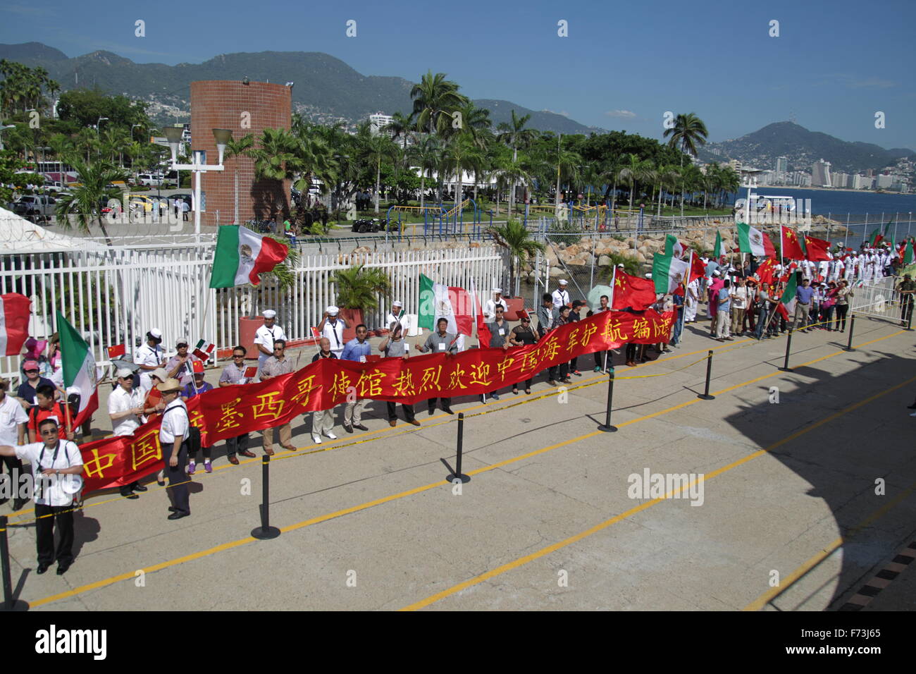 Acapulco, Mexico. 24th Nov, 2015. Chinese residents in Mexico welcome visiting ships of the Chinese People's Liberation Army Navy (PLAN) at the port of Acapulco, Mexico, on Nov. 24, 2015. A flotilla of the Chinese People's Liberation Army Navy (PLAN) arrived in the Mexican port of Acapulco on Tuesday to begin a friendly visit. Credit:  Rong Hao/Xinhua/Alamy Live News Stock Photo