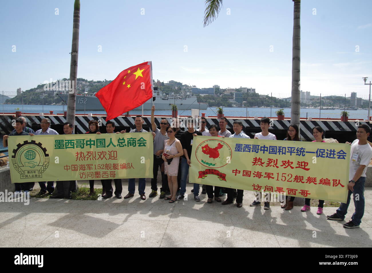 Acapulco, Mexico. 24th Nov, 2015. Chinese residents in Mexico welcome visiting ships of the Chinese People's Liberation Army Navy (PLAN) at the port of Acapulco, Mexico, on Nov. 24, 2015. A flotilla of the Chinese People's Liberation Army Navy (PLAN) arrived in the Mexican port of Acapulco on Tuesday to begin a friendly visit. Credit:  Rong Hao/Xinhua/Alamy Live News Stock Photo