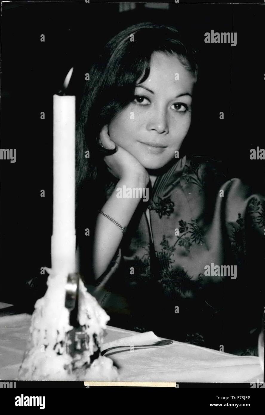 March 14, 1961 - Nancy Kwan see Paris by Night Nancy Kwan, the lovely interpreter of the Ray Stark film The World of Suzie Wong arrived last night in Paris where she will attend to the premiereÃ of the film within some days, took her first dinner last night in the most Parisian Cabaret: the Bada Club OPS: Nancy Kwan pictured last night for her first night in Paris. 140361 © Keystone Pictures USA/ZUMAPRESS.com/Alamy Live News Stock Photo
