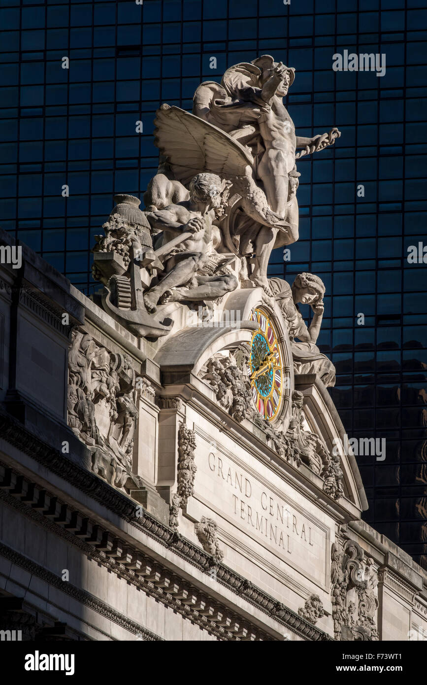 Hercules, Minerva and Mercury, statuary atop the Grand Central Terminal, Manhattan, New York, USA Stock Photo