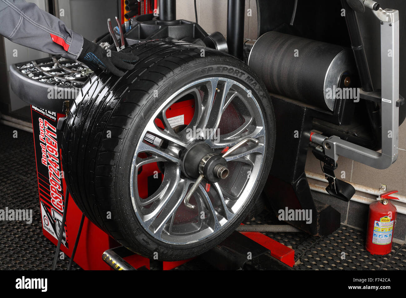 04.10.2015. Moscow. Car service "Aquacars". Tyre assembling. Tire balance  Stock Photo - Alamy