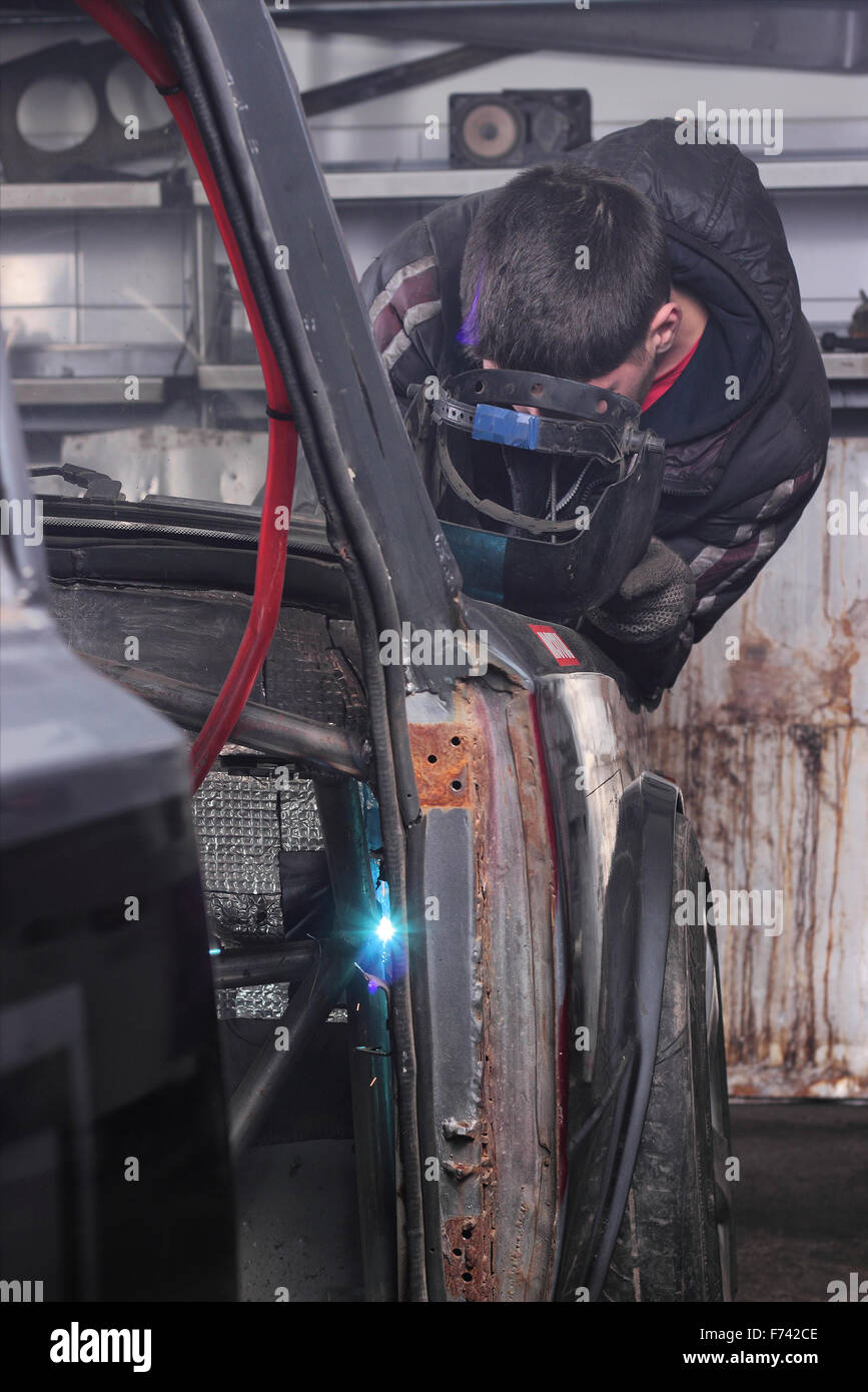 Sparks from electric welding at car repairs Stock Photo - Sparks From Electric WelDing At Car Repairs F742CE