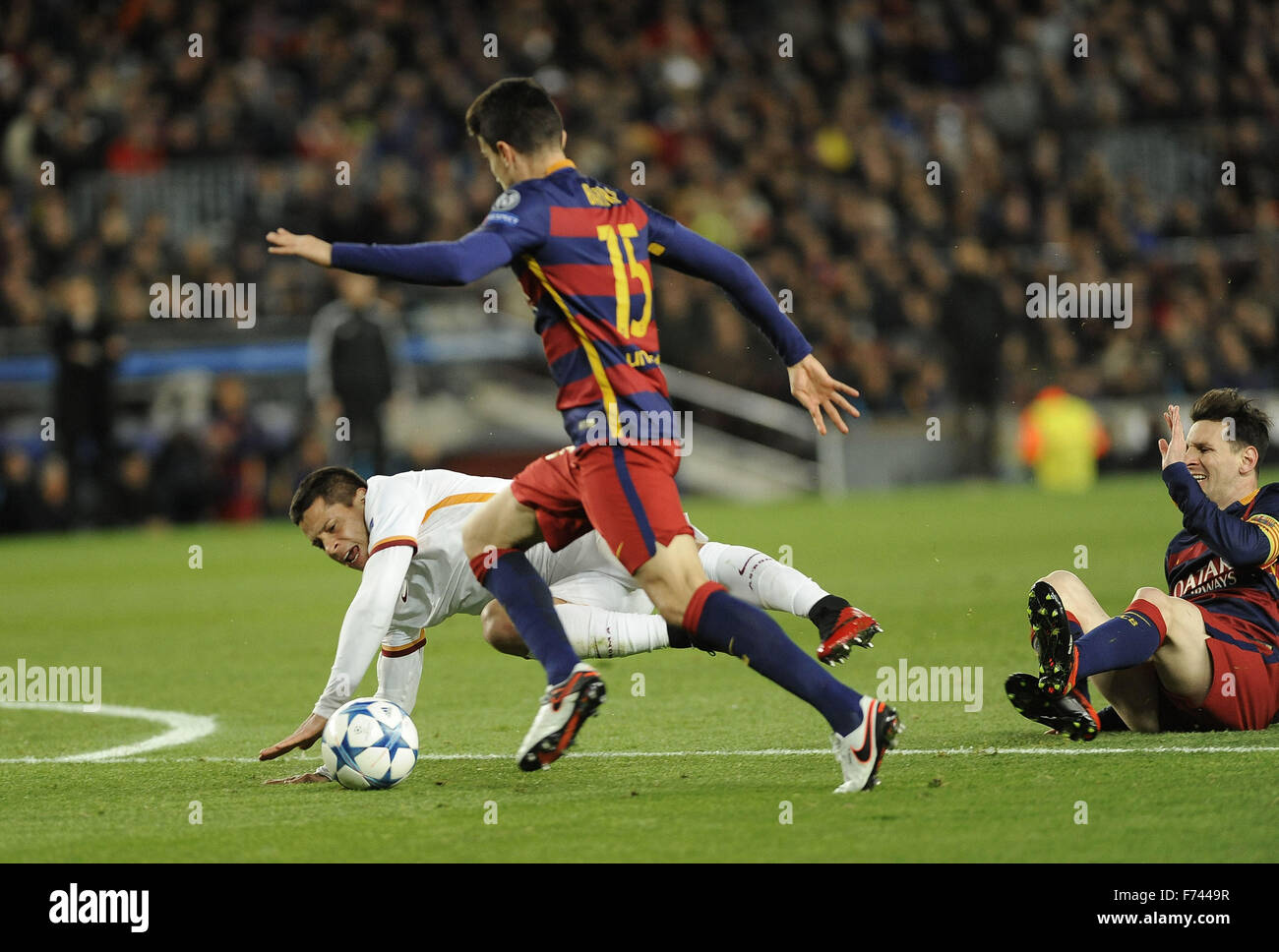 Soccer UEFA Champions Leage Group E match FC Barcelona against AS Roma played at Camp Nou stadium in Barcelona, Catalonia, Spain on 24 November 2015. FC Barcelona's Spanish player Marc Barta (front) fights for the ball with a player of AS Roma. Argentinian striker Lionel Messi (R) looks on. Foto: Stefano Gnech/dpa Stock Photo