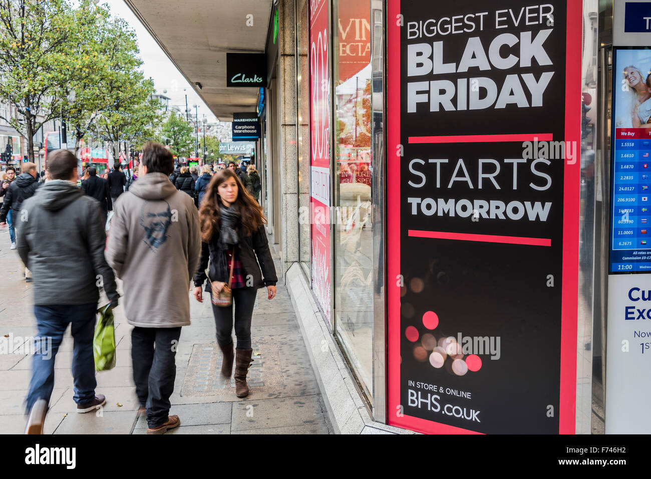 London, UK. 25th November, 2015. BHS offers upto 30% off in its winter spectacular and Black Friday sales. Oxford street prepares its discounted offerings for Black Friday. Credit:  Guy Bell/Alamy Live News Stock Photo