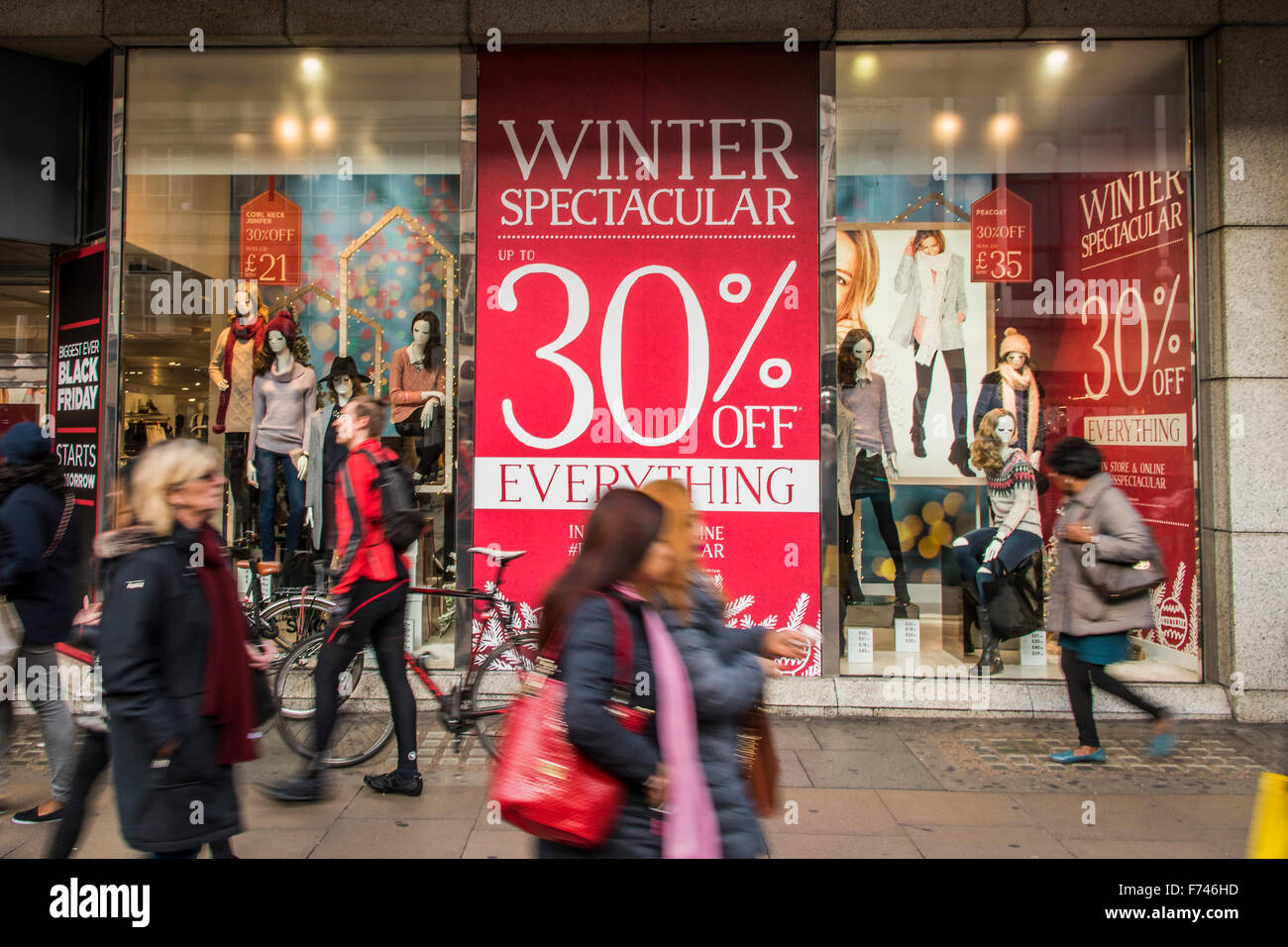 London, UK. 25th November, 2015. BHS offers upto 30% off in its winter spectacular and Black Friday sales. Oxford street prepares its discounted offerings for Black Friday. Credit:  Guy Bell/Alamy Live News Stock Photo