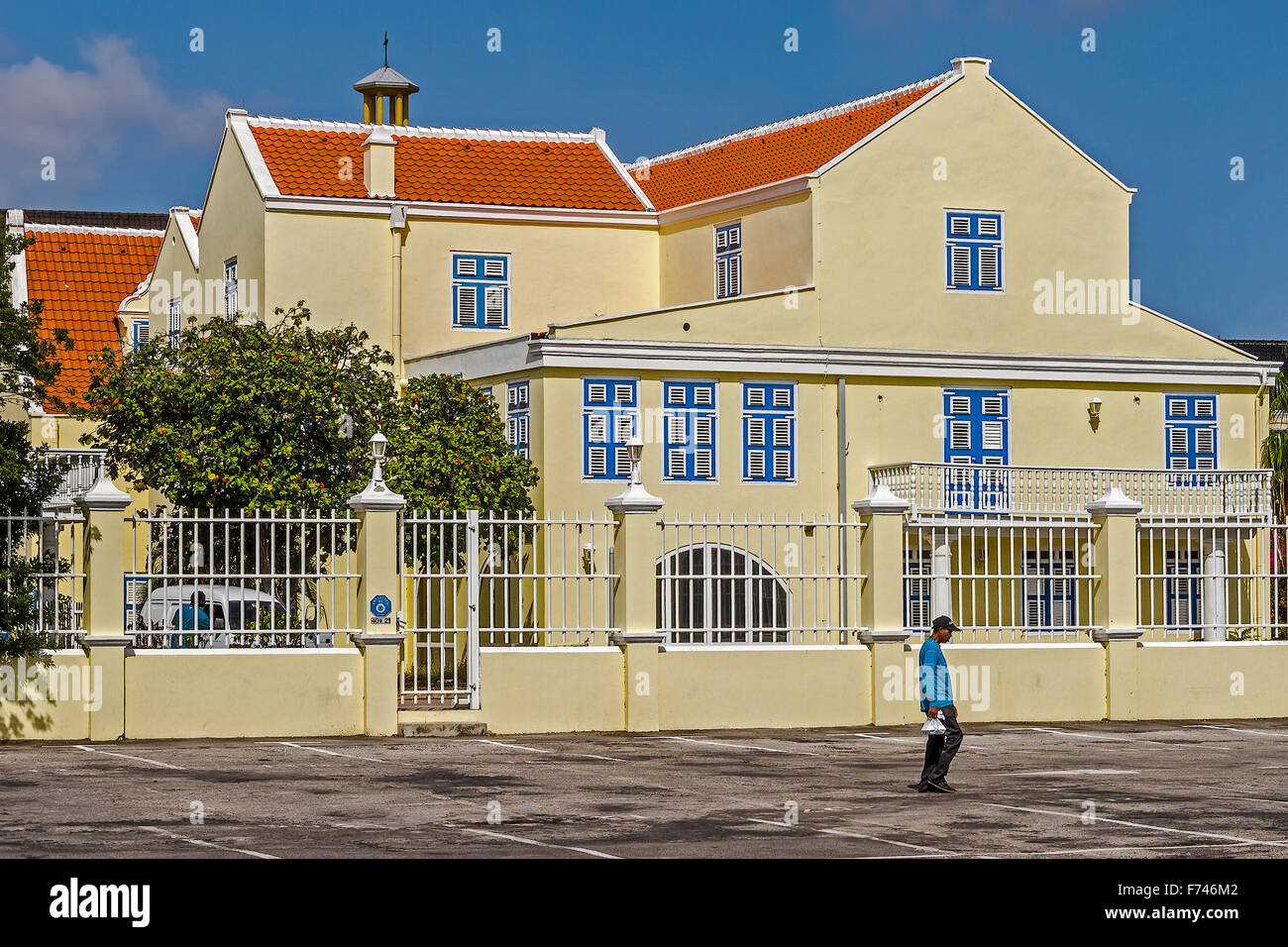 Walker Passing Upmarket Housing Willemstad Curacao Stock Photo Alamy