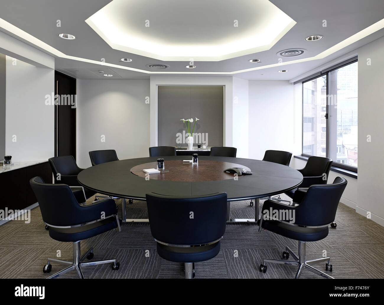 Board Room With Circular Conference Table In Squire Sanders