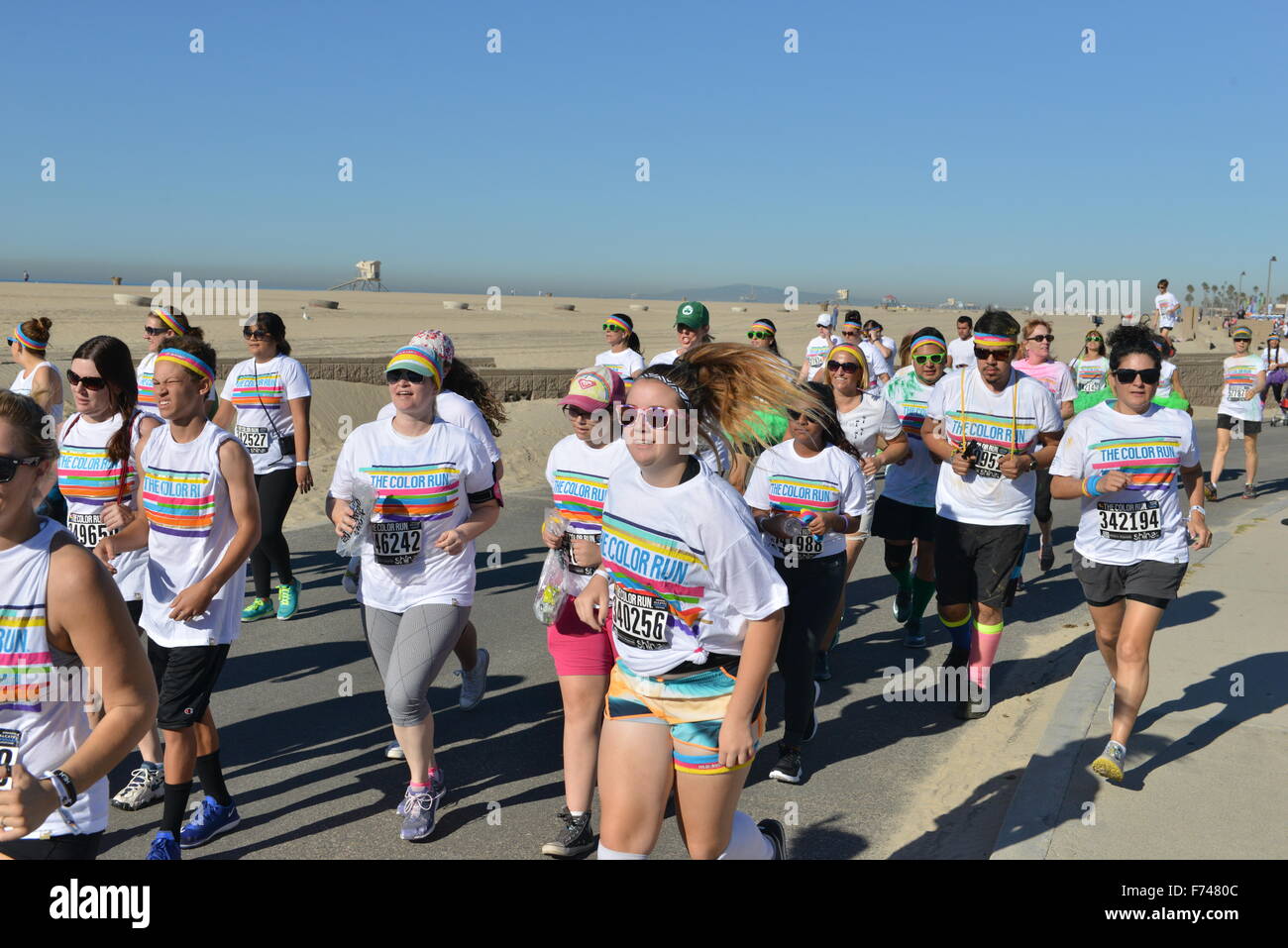 https://c8.alamy.com/comp/F7480C/runners-at-huntington-beach-california-F7480C.jpg
