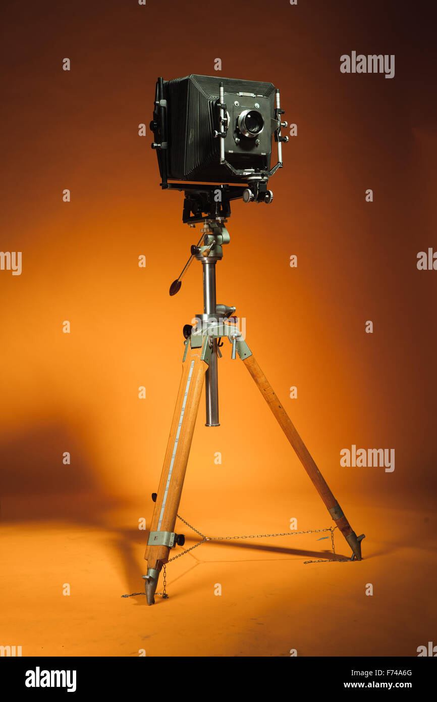 Camera with heavy tripod hi-res stock photography and images - Alamy
