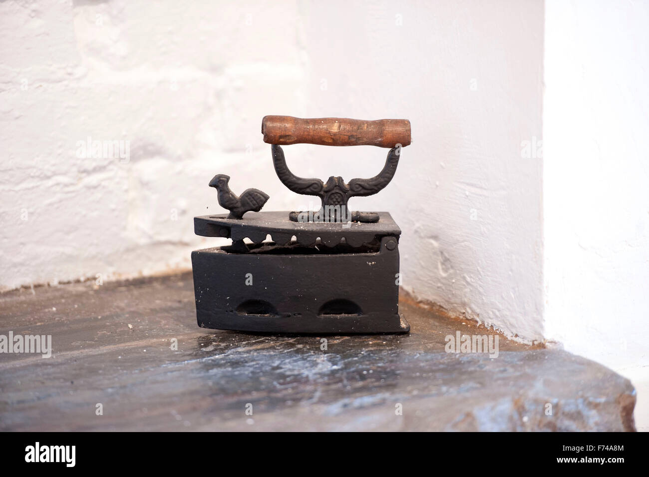 Vintage domestic iron hi res stock photography and images Alamy