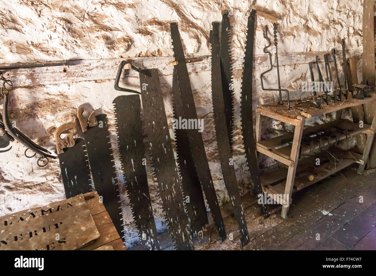 Hand saws hires stock photography and images Alamy