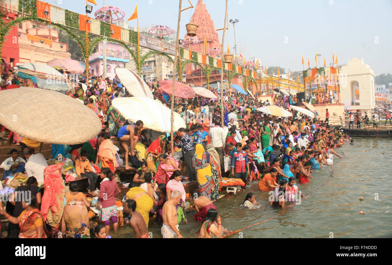 Varanasi, India. 25th Nov, 2015. Hindu devotees perform religious rituals while taking a dip in the holy river Ganga during Karthik Purnima festival in Varanasi, India, Nov. 25, 2015. The full moon day of the month of Karthik is considered very auspicious by Hindus. © Stringer/Xinhua/Alamy Live News Stock Photo