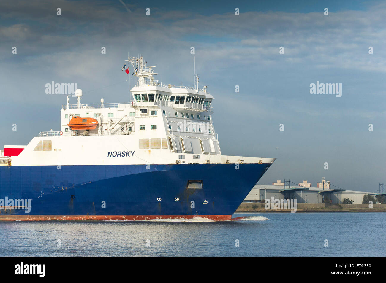 https://c8.alamy.com/comp/F74G30/the-ro-ro-cargo-ship-norsky-leaves-the-port-of-tilbury-and-steams-F74G30.jpg